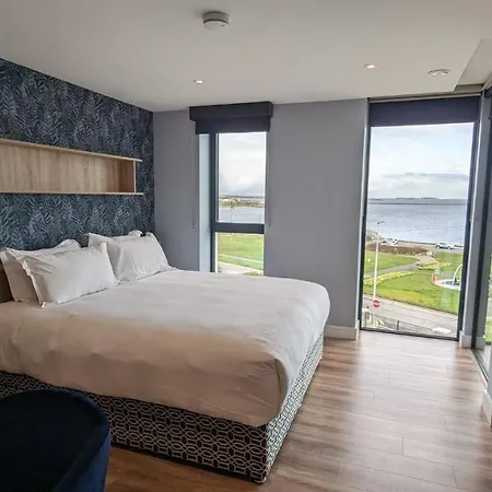 Shoreline Apartment *